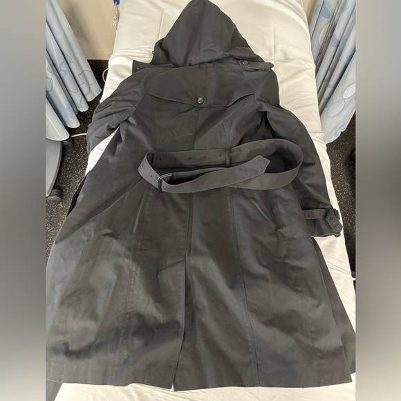 Women’s Burberry Black Trench Coat. Size US 8. Well loved! Still great condition - Picture 2 of 8